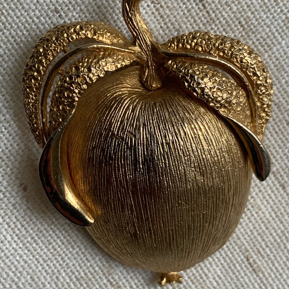 SARAH COVENTRY APPLE BROOCH PIN